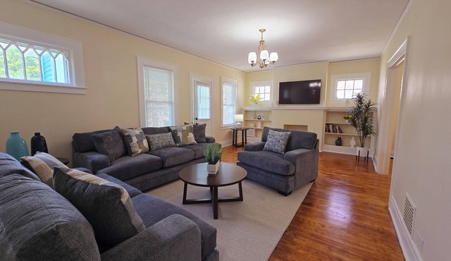 Modern 3-bedroom house in Syracuse. Ideal for SU events and business stay.