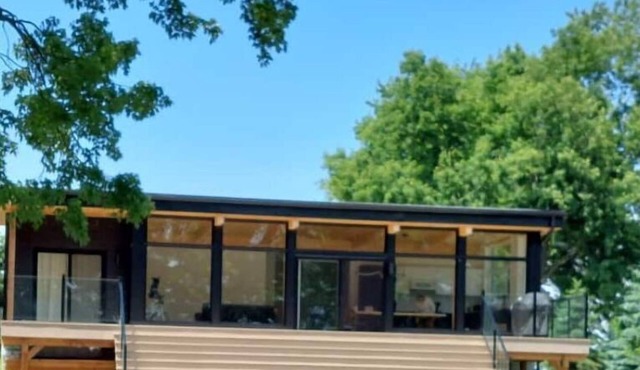 Modern 3 Bedrooms Lakefront Retreat With hot Tub!