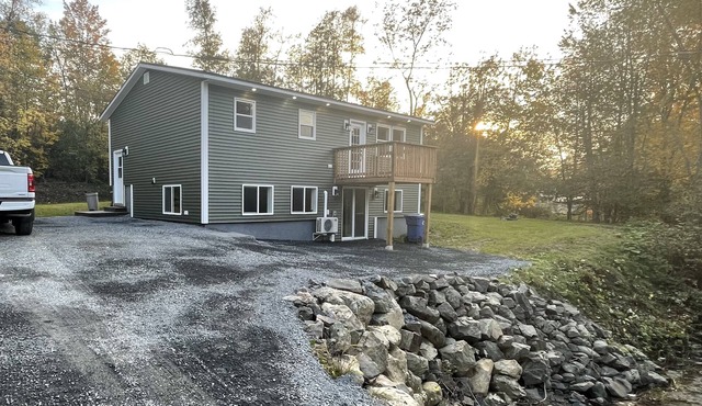 Modern 4 bedroom, 2 living room overlooking creek
