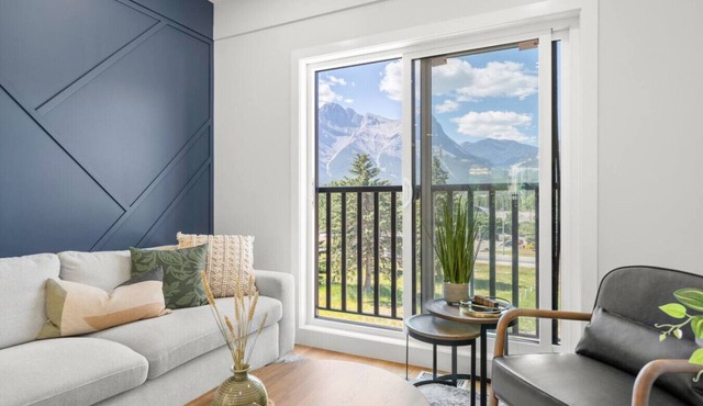 Modern 4BR Mountain Retreat. Balcony, BBQ near DT