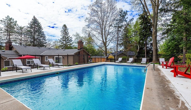 Modern 6 Bedroom/3 Bath Pool Home Near the Lake