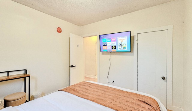 Modern and Cozy: 4Bed 2Bath Home