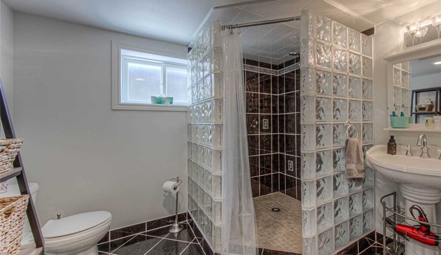 Modern and Sanitized Large Cottage, Hot Tub, BBQ