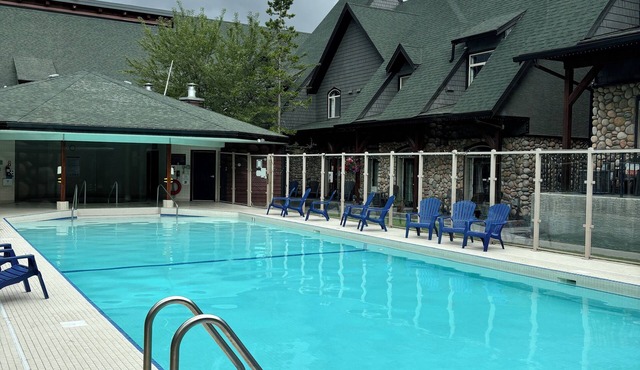 Modern Cabin with Swimming Pool Canmore/Banff