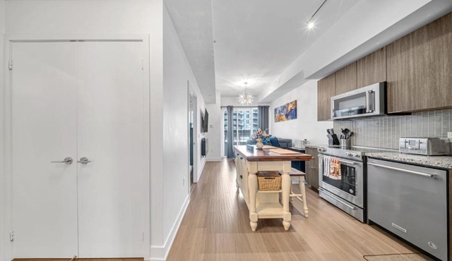 Modern Condo with Balcony, Gym and Free Parking
