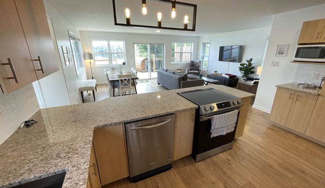 Modern lake house 20 minutes from the city.