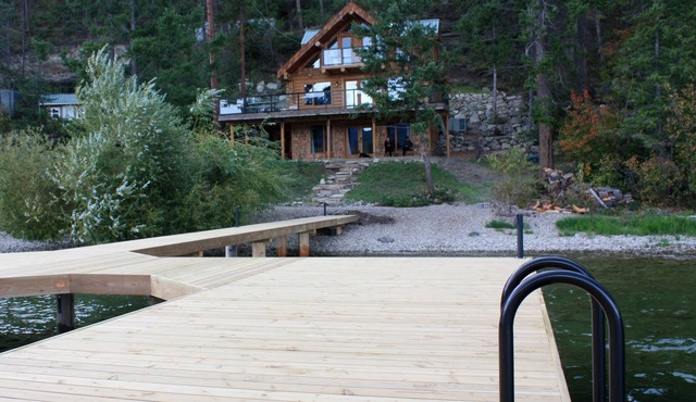Modern Log Cabin on Okanagan Lake, Private Beach, Large Dock and Boatlift