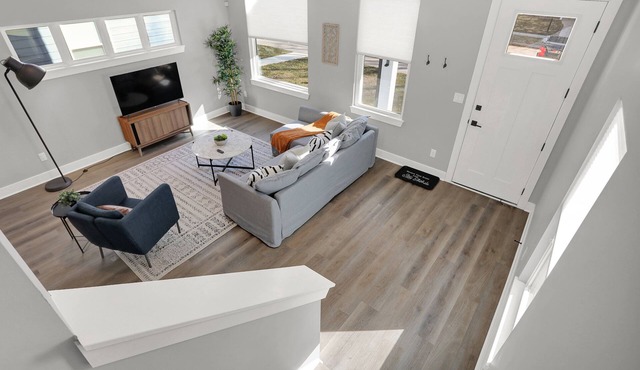 Modern & Spacious Downtown Master Suite Palace!
