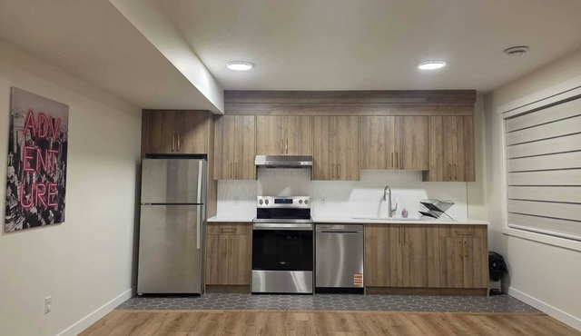 Modern & Spacious Suite close to Lake with Hot tub and Free Parking!