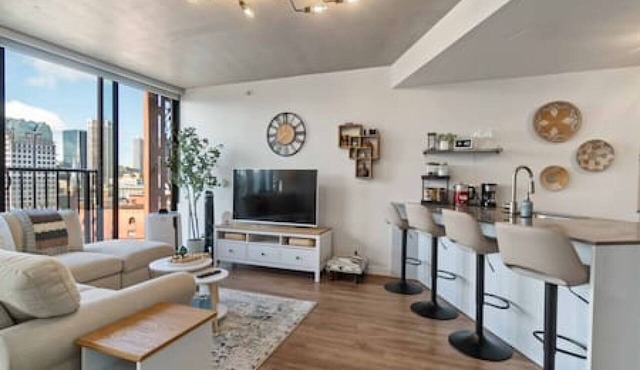 Modern & Stylish 1BR Condo, Vancity!
