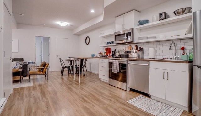 Molly - Perfectly located, 5 Min to W Edm Mall!