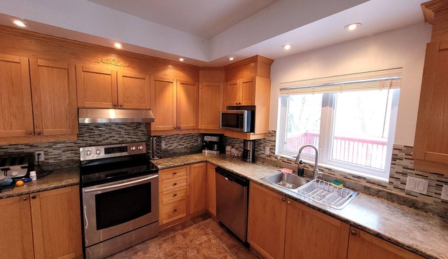 Mont Cascade Lakefront Villa - 30 minutes from Ottawa ; ski hill ; Boating ;