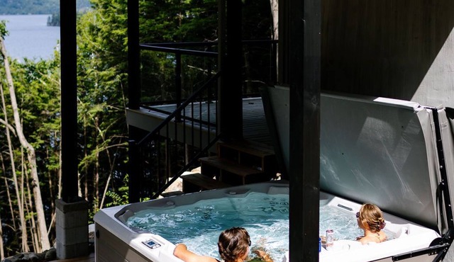 Mossrock Retreat - Stunning New Luxury Cottage & Hot Tub on Redstone Lake