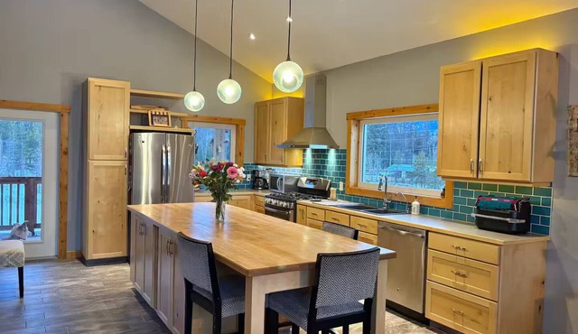 Mountain View | Hot Tub | Golf Ski | Ping-Pong | Fire-pit | Dogs | Yard | Garden