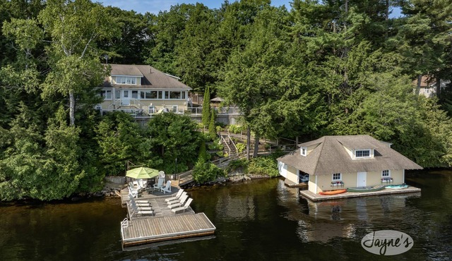 Muskoka Paradise! Spacious & Inviting, Great Deck! Sleeps 16! Hot Tub! Bala!