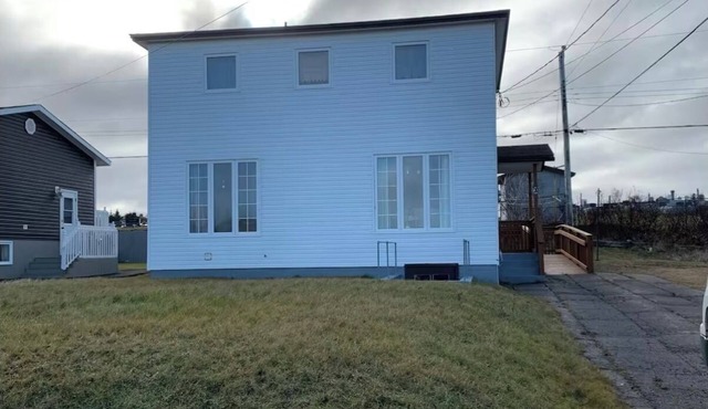 Nan’s Place Vacation Home! Traditional salt box home w/accessibility ramp