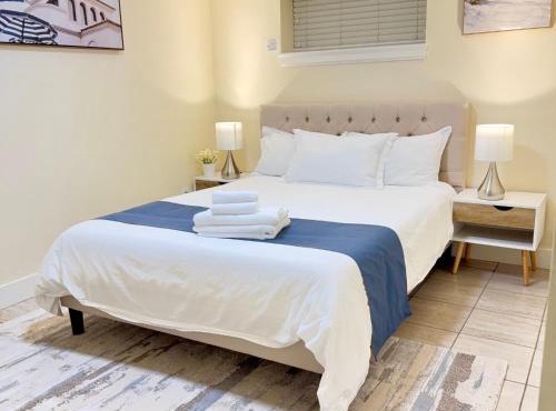 Near Skytrain Metrotown Private Entry 3min walk to grocery food