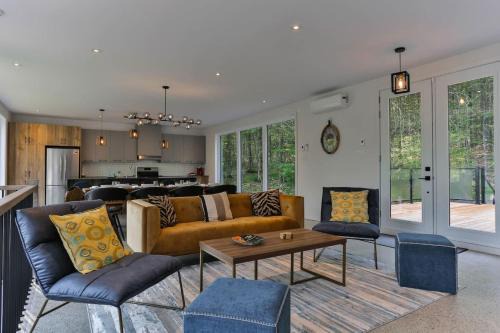 New Family Cottage Tremblant-4 Bdrs W Hot Tub