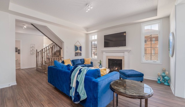 New Lux home! Vibrant Suburban Retreat