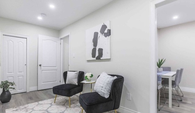 New Luxury 2-Bed Escape, 4K TV, Walk to Downtown