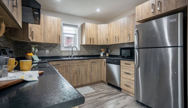 New Modern Winnipeg Home-4 Bedrooms, 3 Bath, WiFi, Work area