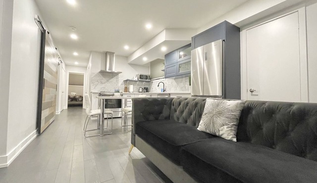 New Private Entrance Bright Boutique 1 Bedroom Suite with Patio
