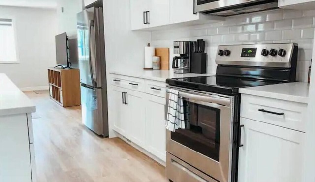 New & Spacious 5 Bed /3.5 Bath Duplex in South Osborne