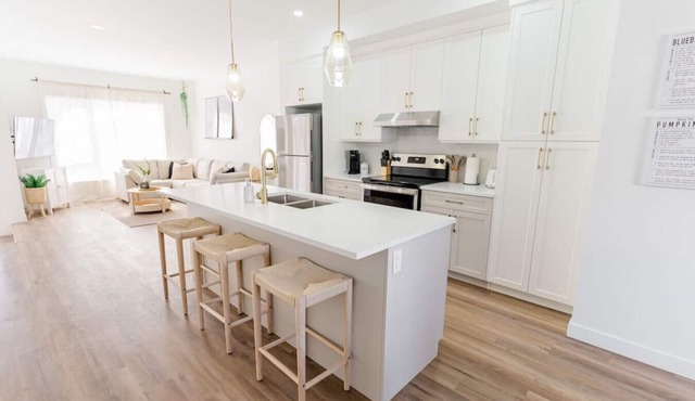 *New & Spacious | Free Parking | 7min to Downtown*