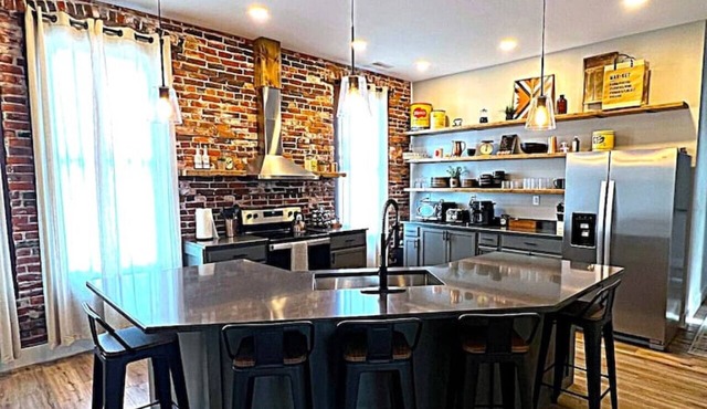 New Ultimate Downtown House-2 Apartments w/5 Bdrms in Sandusky