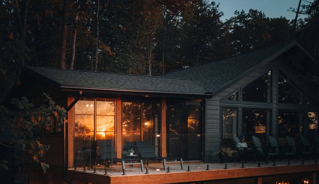 NEWLY BUILT boutique cottage 4 Seasons w/hot tub & sauna