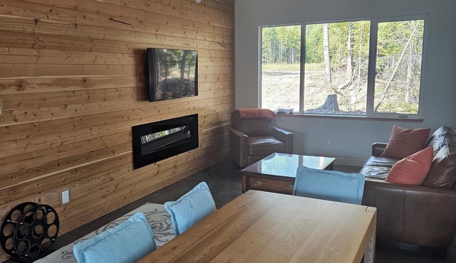 Newly built Fernie Alpine Retreat - beautiful mountain views off private deck.