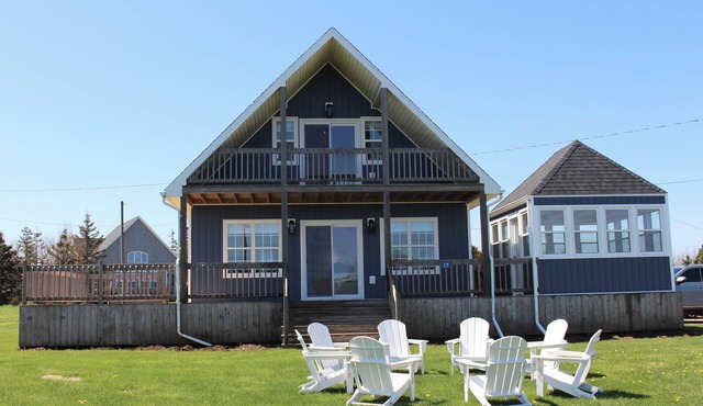 Newly Renovated 4-bedroom Cottage with AC, 4 Minute Walk To The Beach!
