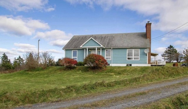 Newly renovated 4 bedroom 2.5 bathroom beachhouse close to Mavillette Beach.