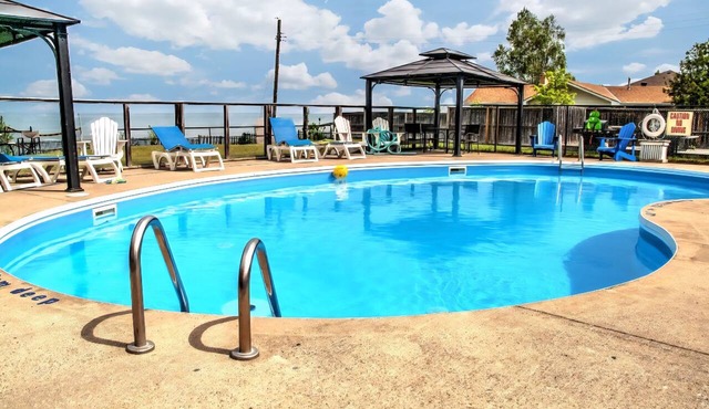 Newly Renovated Beach Condo with Salt Water Pool Right on Wasaga Beach