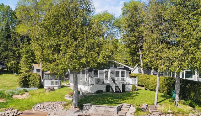 Newly renovated luxury cottage right on water with private beach