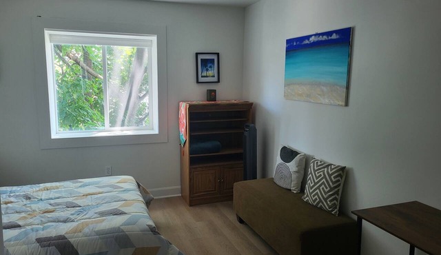 Newly renovated suite, centrally located with full kitchen