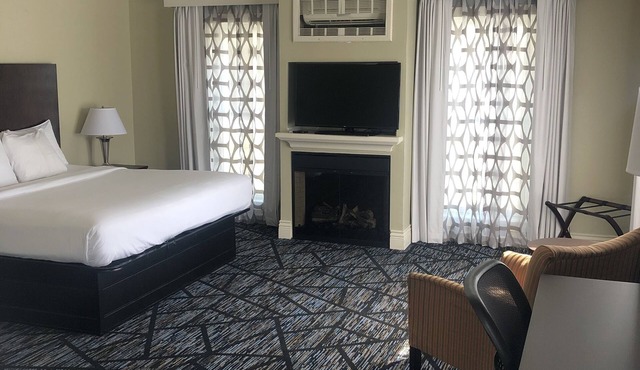 Niagara Crossing Hotel and Spa King Room
