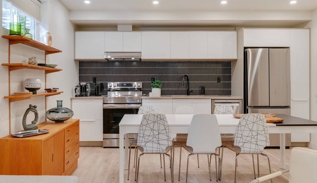 No. 2 Rosetree Suites - Stylish 3BR Home w/Perfect Quiet Calgary Location