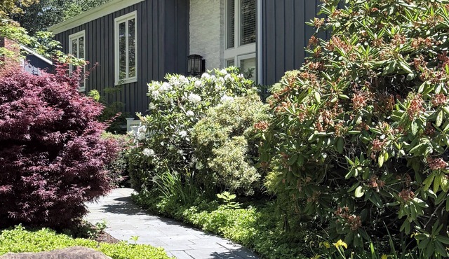 North Fork Gem: Walk to beach, easy access to the Hamptons, sleeps 8. RP26-122