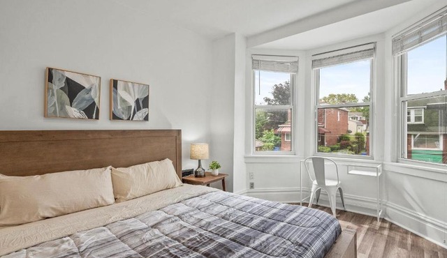 Oakland/University @E Stylish and Central Private Bedroom with Shared Bathroom
