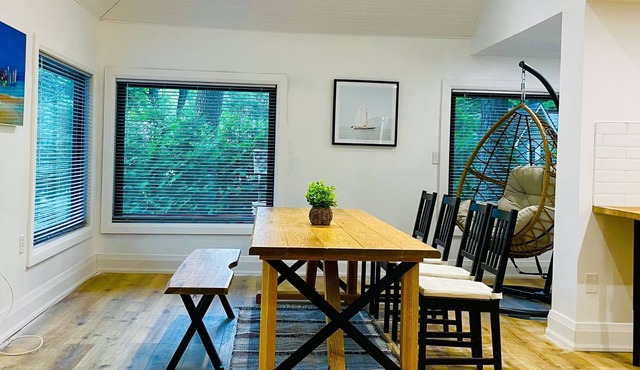 Oasis with HOT TUB and Heated Pool steps from Friday Harbour Resort