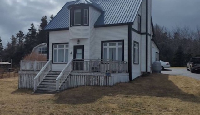 Oceanfront 3-Bedroom Captain's House
