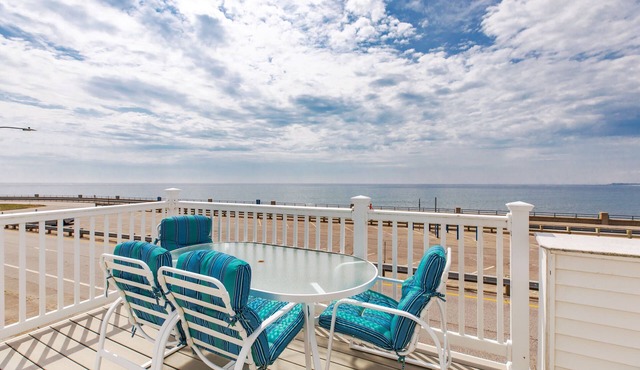 Oceanfront Apartment w/2 Bedroom + den & pool access in Hampton