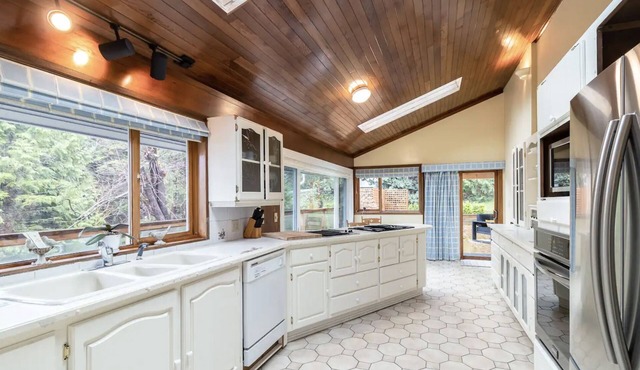 Oceanfront Cottage w/Rare pvt dock, hot tub, large backyard