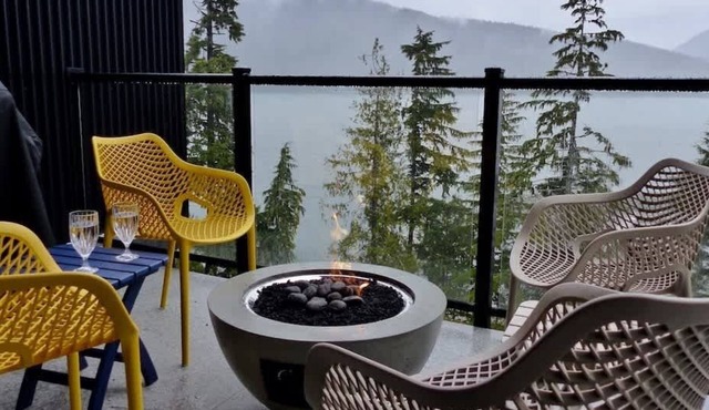 Oceanfront, Marina & Mountain views- pet friendly