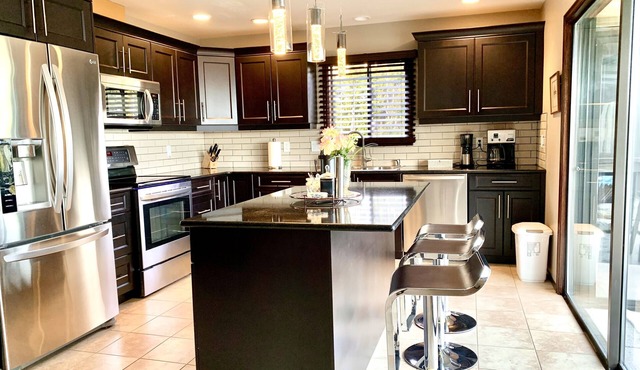 Oceanfront Retreat: Near Airport & Ferry. Perfect for Families