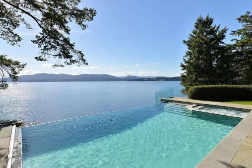 Oceanside Lodge Saanich Inlet by EMR Vacation Rentals