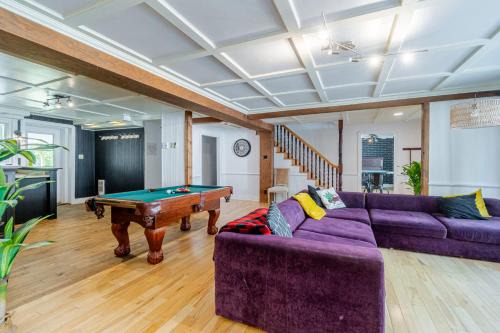 Old-Time Charm - 12 Guests - Billiards & Hot Tub