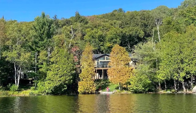 One of a kind New Muskoka cottage on baylake with Hot tub/Spa!nn