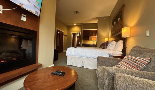 One Spacious Room with king bed & sofa bed.W/pool/tub